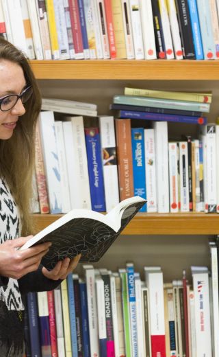 Etudiante en Licence Libraire à l'UCO Laval en train de lire un livre