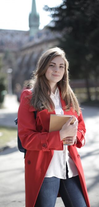 Étudiante devant son université.