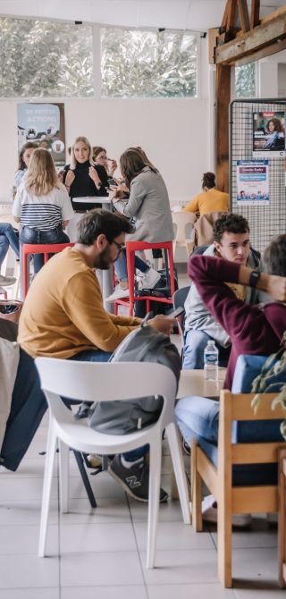 L'open Café fournit boissons chaudes et fraîches, plats chauds et sandwichs