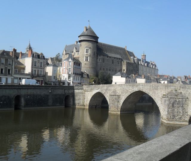 Le château de Laval vu du quai